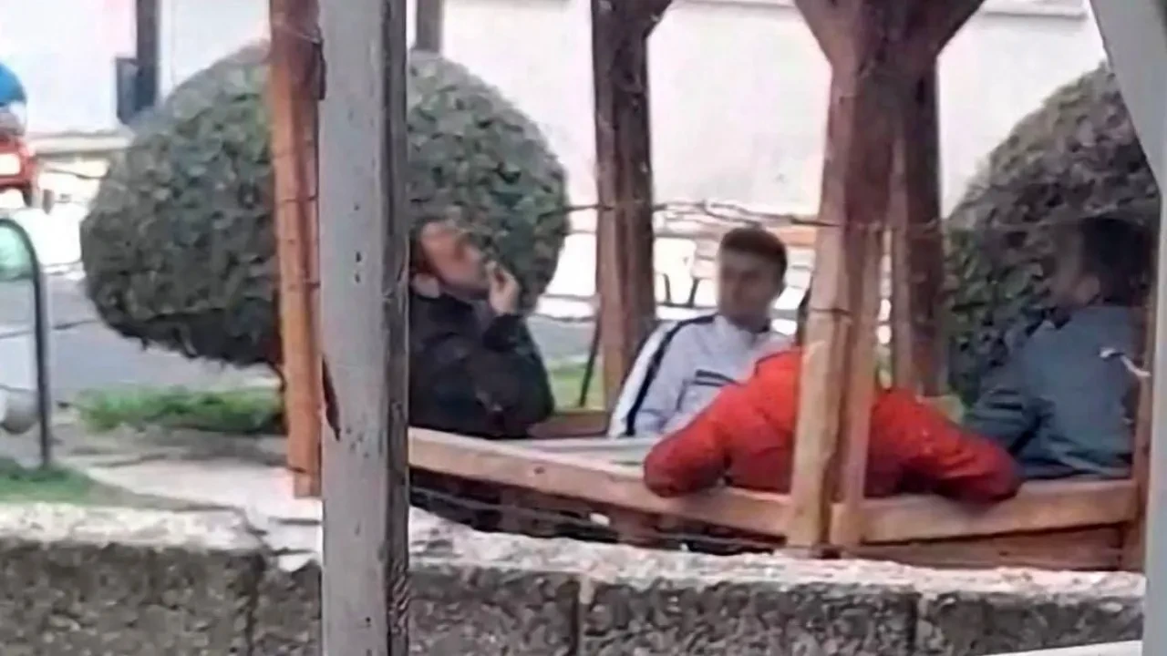 Çocuk parkında akılalmaz görüntüler! Alkol içen kalktı, uyuşturucu kullanan geldi