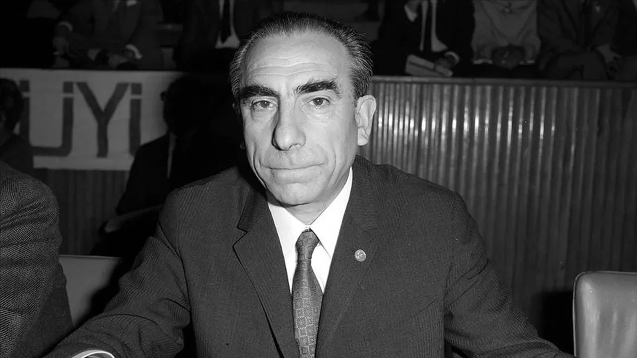 Devlet Bahçeli'den Alparslan Türkeş için anma mesajı: 'İç Barış Ülküsü' 'Terörsüz Türkiye' vizyonuyla gerçeğe dönüşüyor'