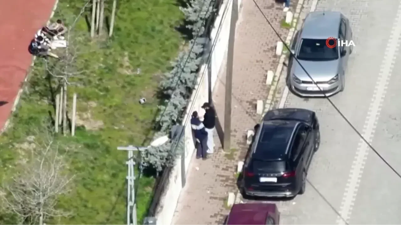 Esenyurt'ta el sıkışma yöntemiyle uyuşturucu ticaretine polis baskını: O anlar kamerada!