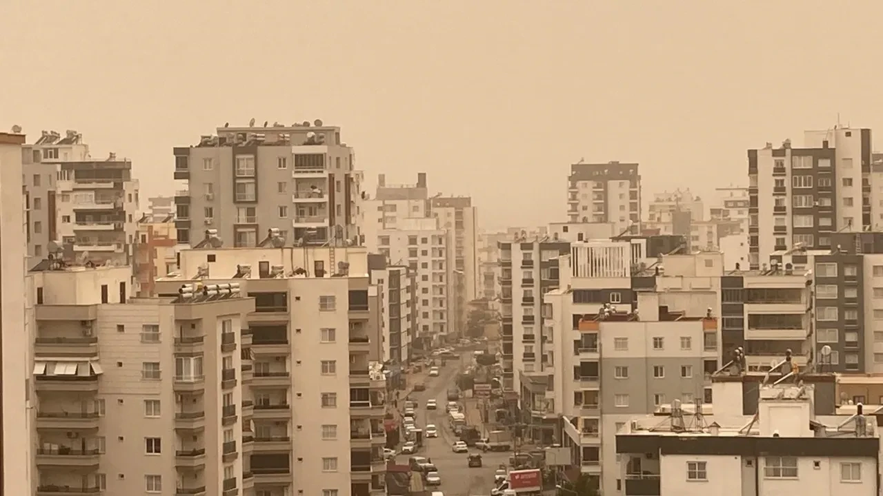 Gökyüzü kızıla boyandı: Libya’dan gelen toz bulutu Mersin'i esir aldı!