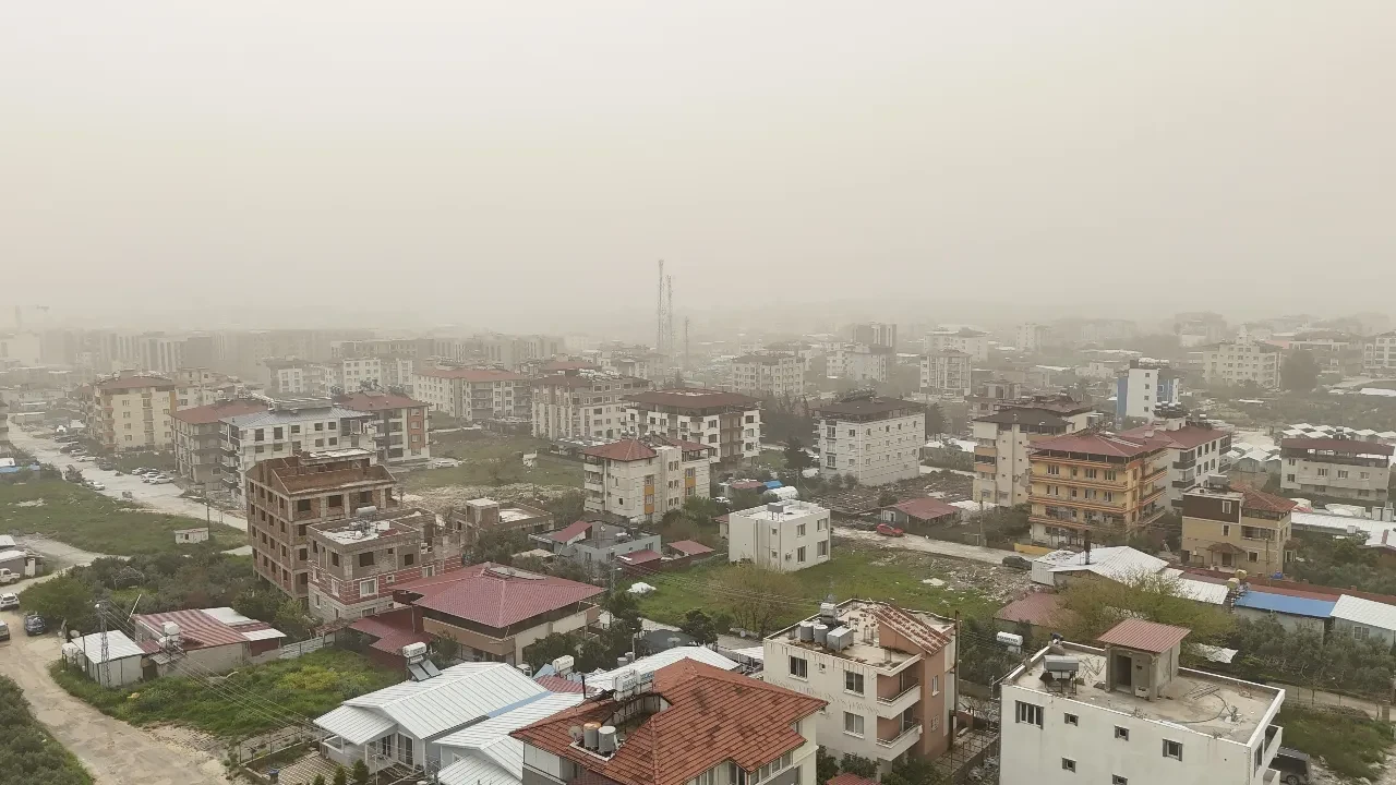 Hatay'da göz gözü görmez oldu! Libya'dan gelen toz bulutu şehri kuşattı