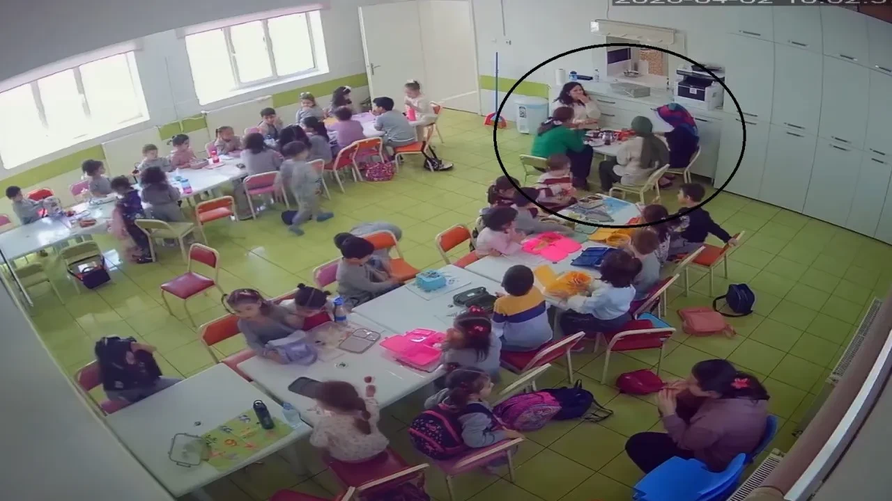 Kameradan gördü yardıma koştu! Meslektaşını boğulmaktan son anda böyle kurtardı