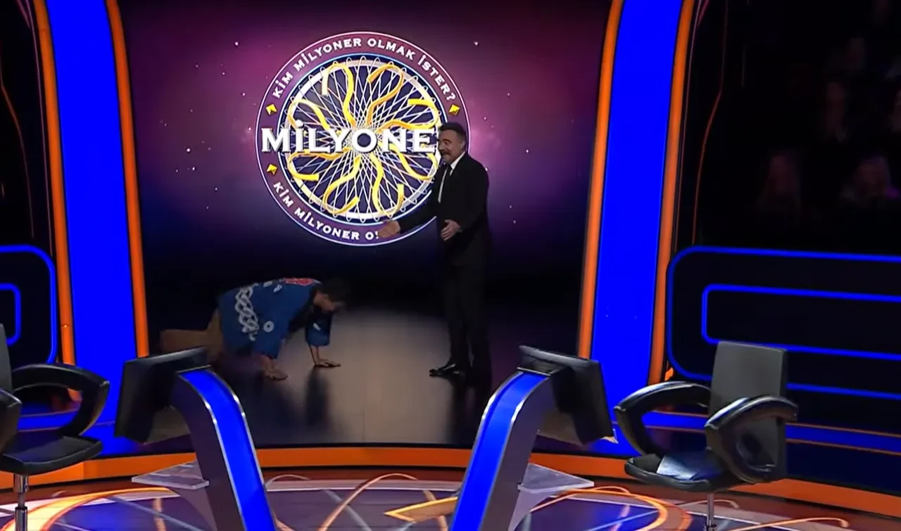 Kim Milyoner Olmak İster yarışmasındaki Japon yarışmacı bir anda yere uzandı! Oktay Kaynarca ne yapacağını bilemedi 