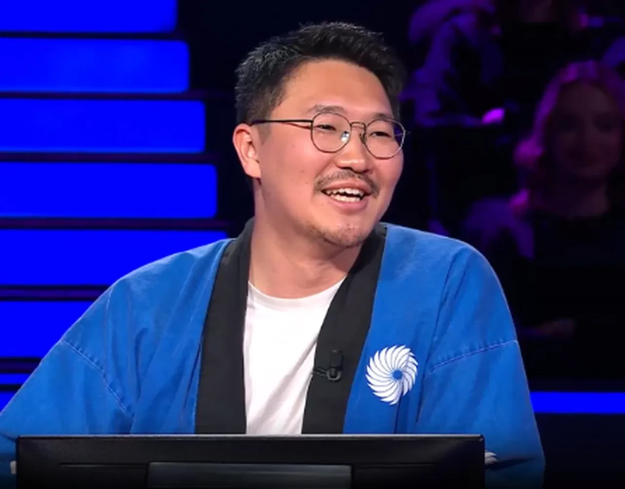 Kim Milyoner Olmak İster yarışmasındaki Japon yarışmacı bir anda yere uzandı! Oktay Kaynarca ne yapacağını bilemedi 