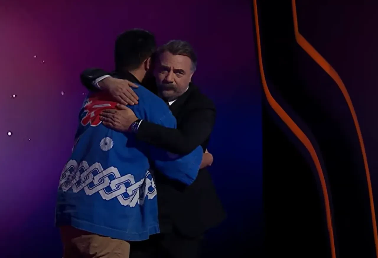 Kim Milyoner Olmak İster yarışmasındaki Japon yarışmacı bir anda yere uzandı! Oktay Kaynarca ne yapacağını bilemedi 