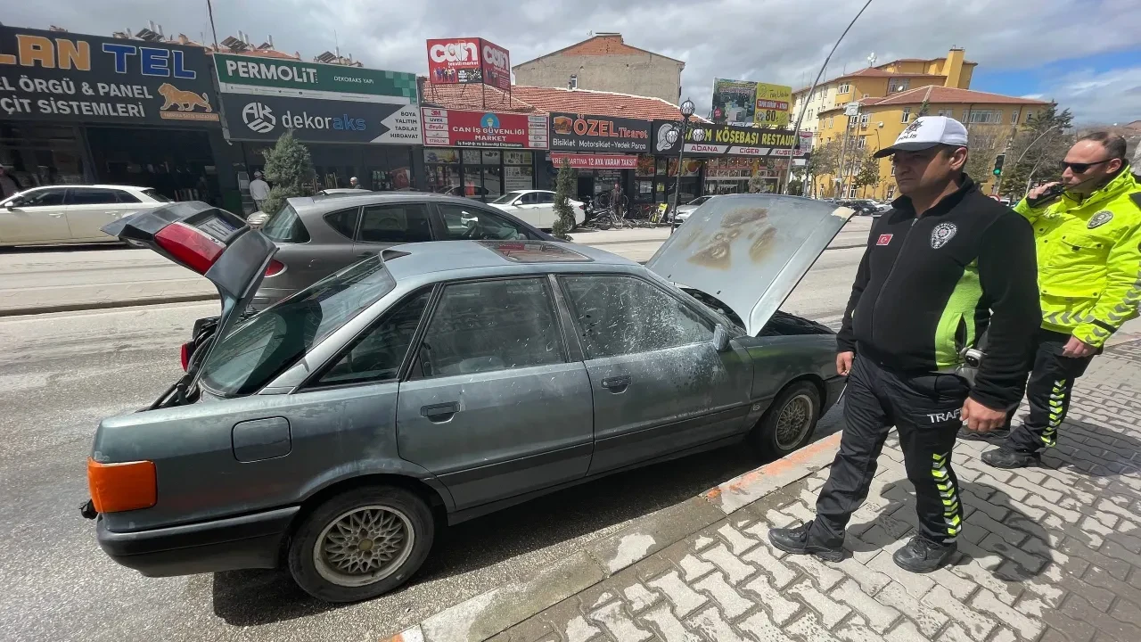 Kırmızı ışıkta beklerken canını zor kurtardı: Otomobili bir anda alev aldı!