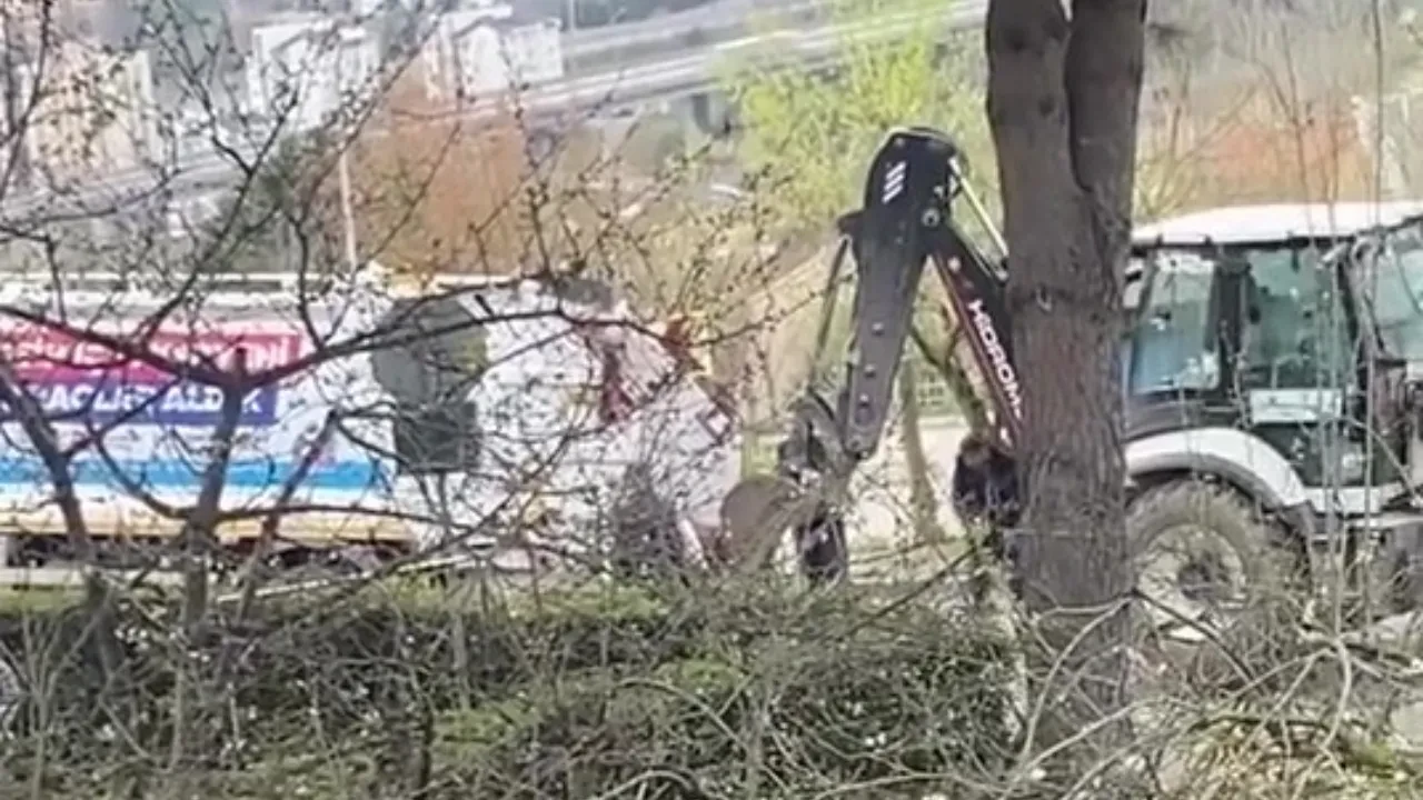 Kocaeli'de elektrik idaresinin açtığı çukura belediye aracı saplandı