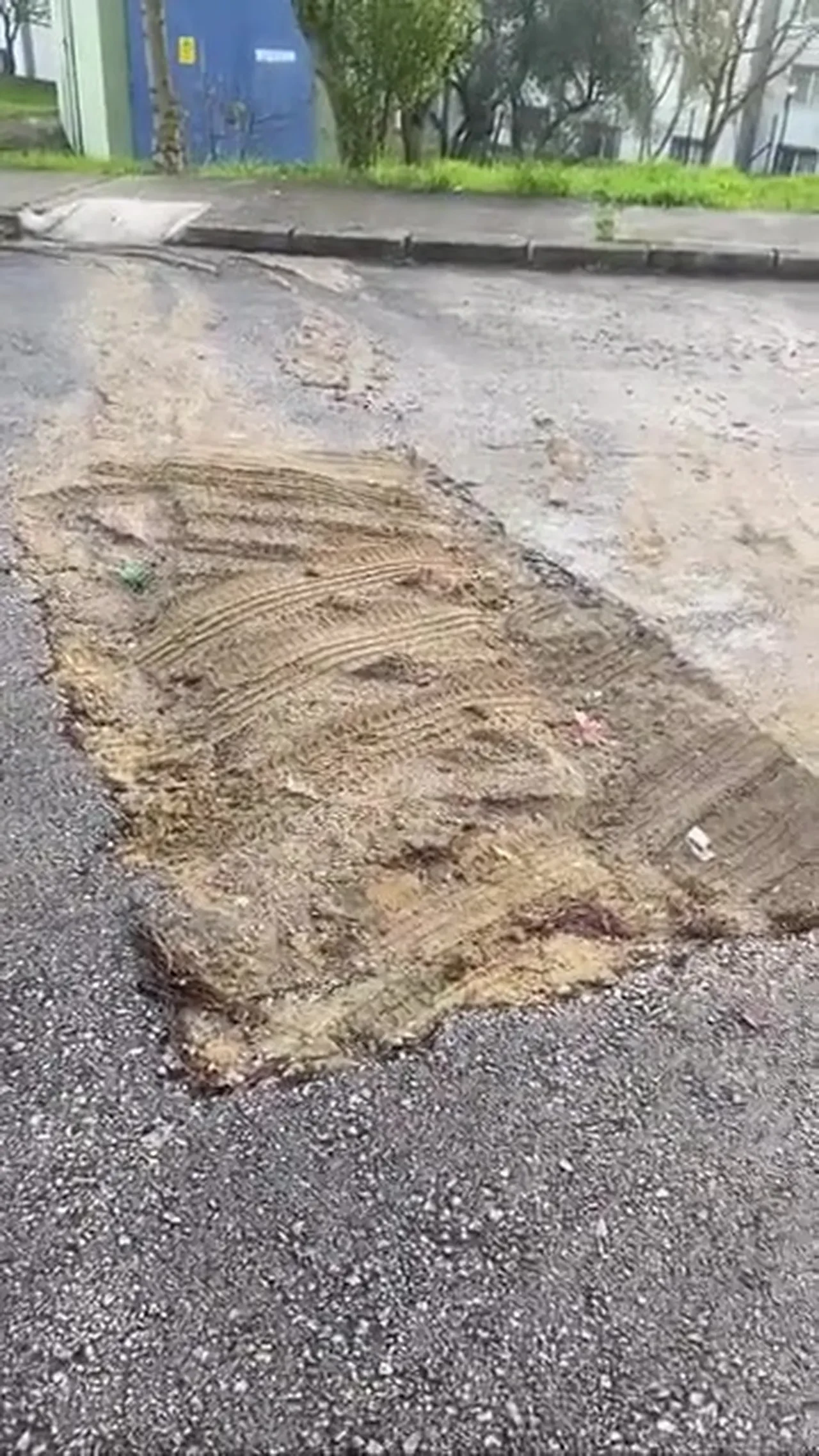 Kocaeli'de elektrik idaresinin açtığı çukura belediye aracı saplandı