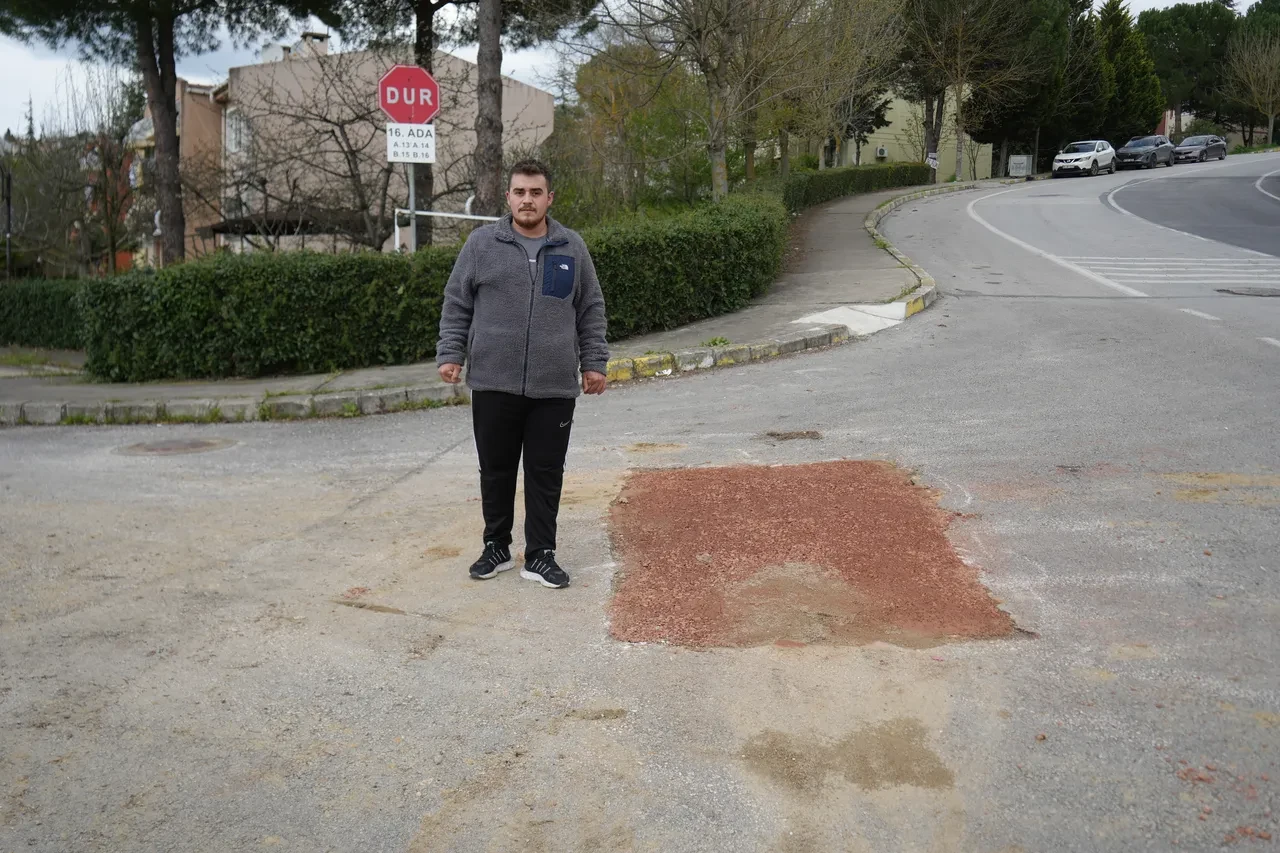 Kocaeli'de elektrik idaresinin açtığı çukura belediye aracı saplandı