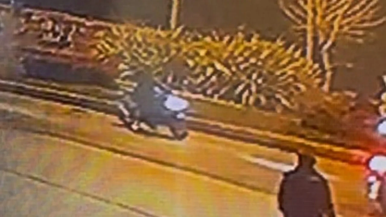 Otomobil ile motosikletin çarpıştığı kaza kamerada! Motosiklet sürücüsü böyle yaralandı