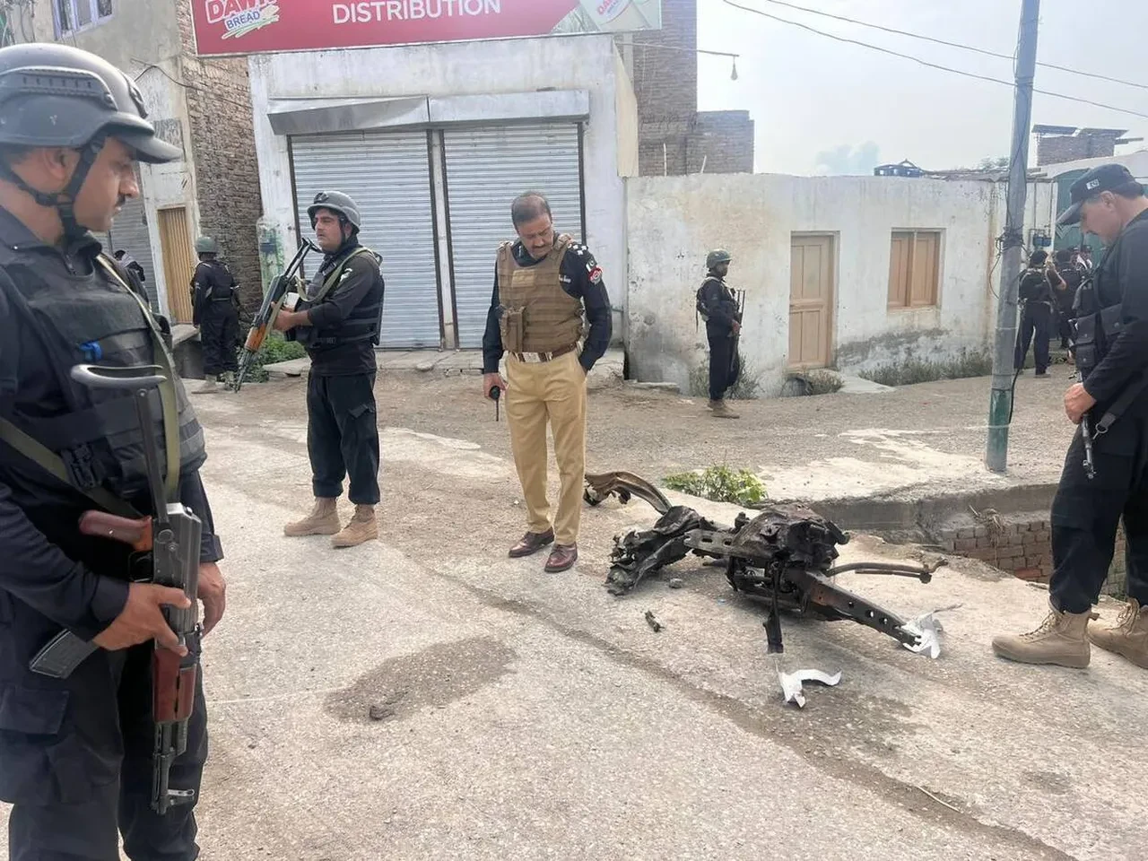 Pakistan'da polis karakoluna bombalı saldırı: Çok sayıda ölü ve yaralı var