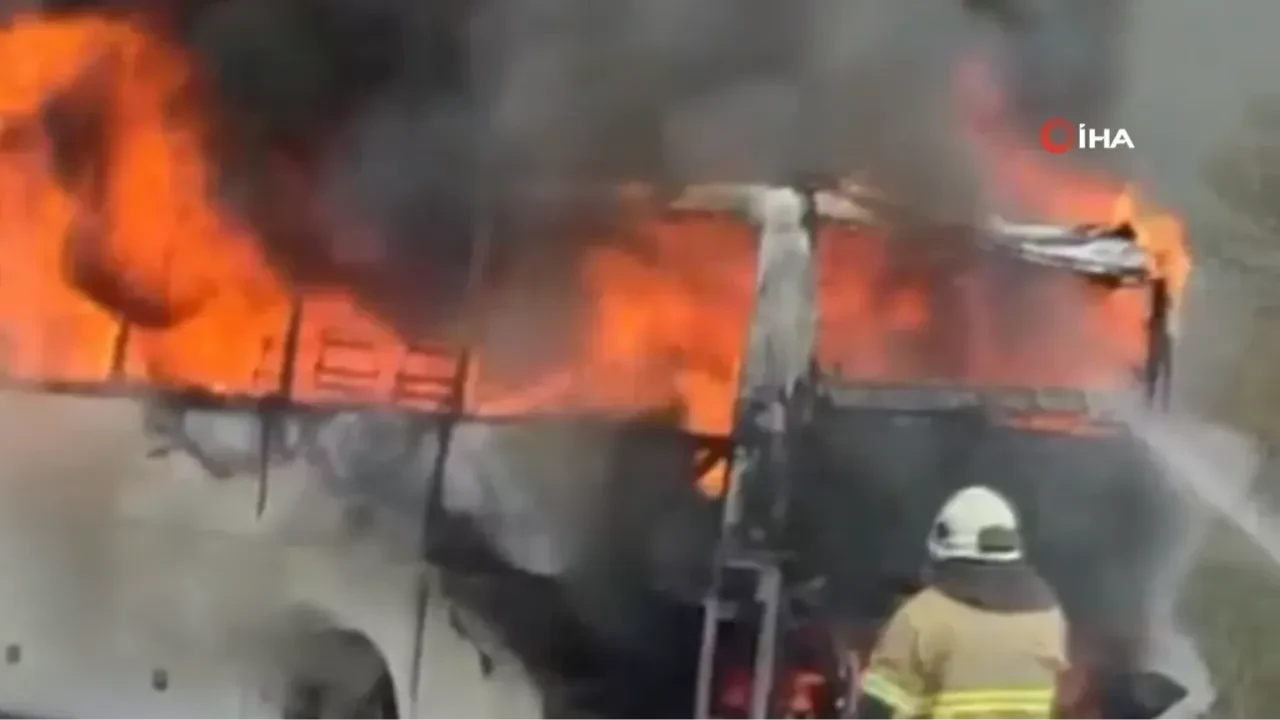 Seyir halindeki yolcu otobüsü alev alev yandı! Korku dolu anlar kamerada
