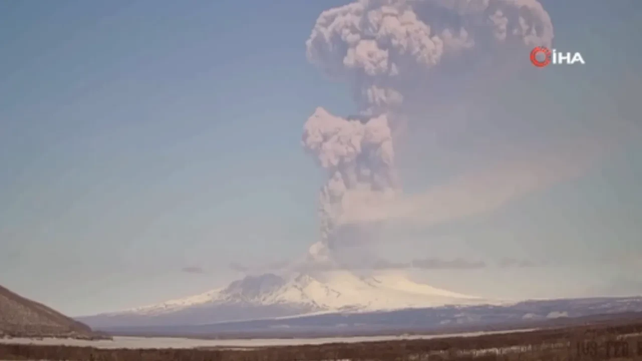 Şiveluç Yanardağı 11 kilometre yüksekliğe böyle kül püskürttü