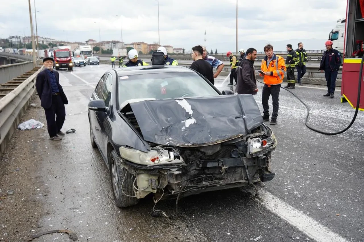 TEM Otoyolu'nda zincirleme kaza! Çok sayıda araç birbirine girdi
