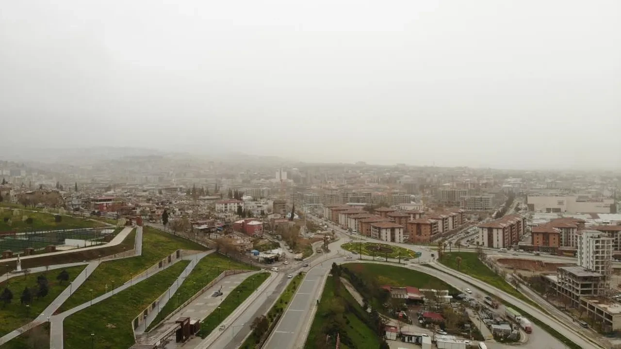 Toz taşınımı kentleri yuttu! Çamur yağdı, görüş mesafesi düştü