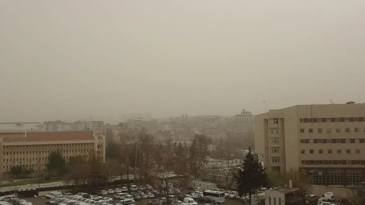 Toz taşınımı kentleri yuttu! Çamur yağdı, görüş mesafesi düştü