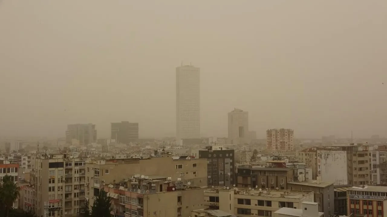 Toz taşınımı kentleri yuttu! Çamur yağdı, görüş mesafesi düştü
