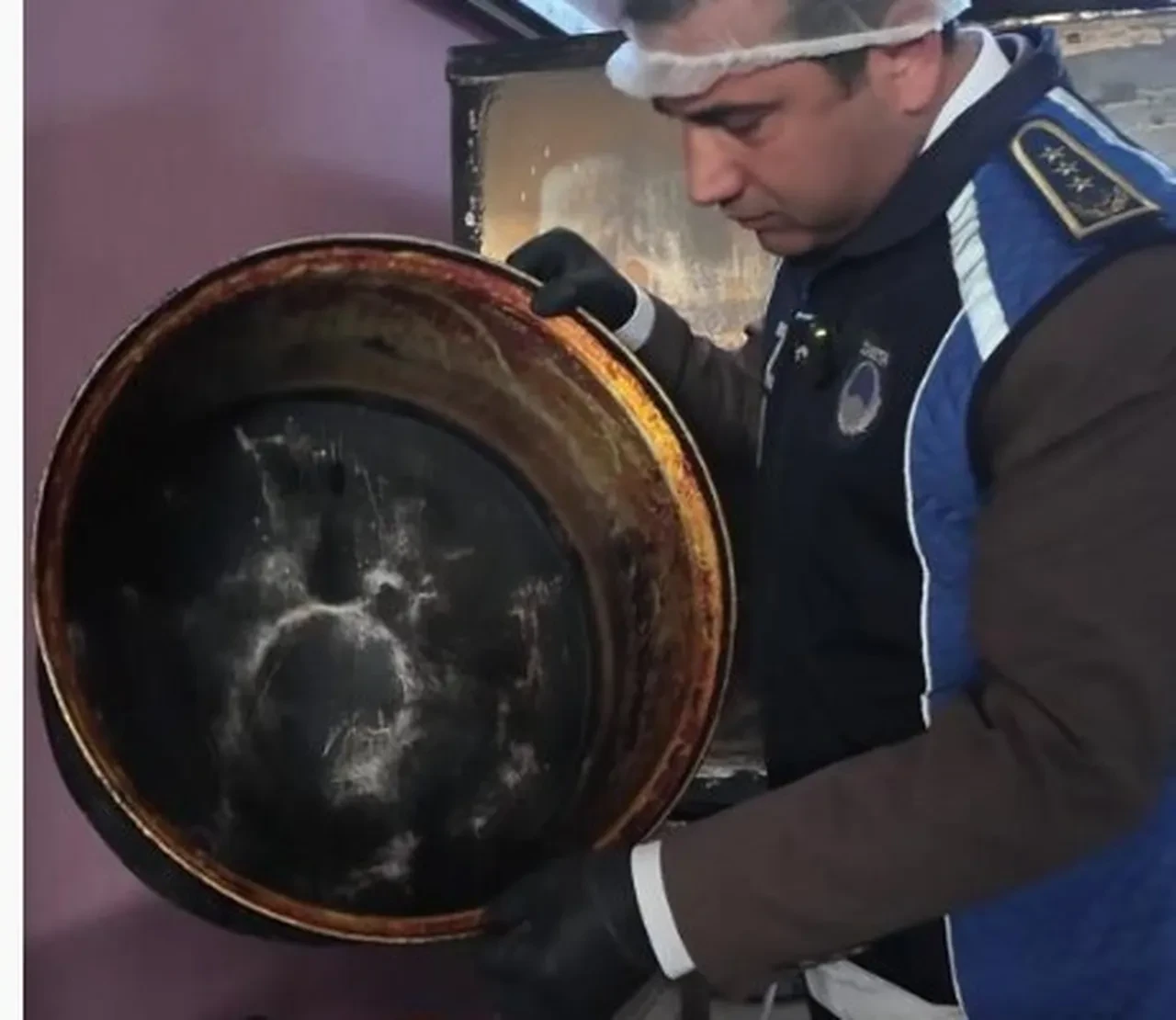 Vatandaşın sağlığını hiçe saydılar! Çürümüş sebzeler, küflü tencereler, uçuşan sinekler