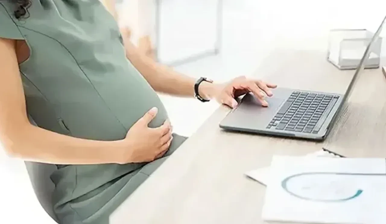 Yeni Sosyal Hizmetler Kanunu kabul edildi: Doğum izni 24 haftaya çıktı, sosyal medyaya 15 yaş sınırı geliyor!