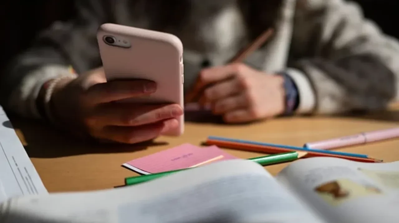 Yeni Sosyal Hizmetler Kanunu kabul edildi: Doğum izni 24 haftaya çıktı, sosyal medyaya 15 yaş sınırı geliyor!