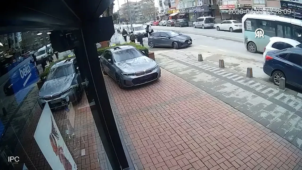 Yolcu minibüsü ve otomobilin çarpıştığı anlar kamerada! 