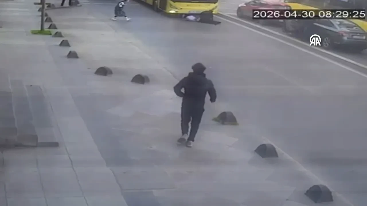 Bağcılar'da İETT otobüsü çocuğa çarptı! O anlar kamerada