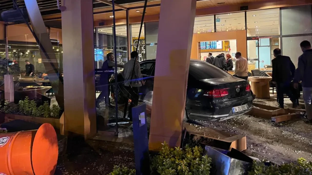 Bakırköy'de otomobil kafeye daldı: 6 kişi yaralı