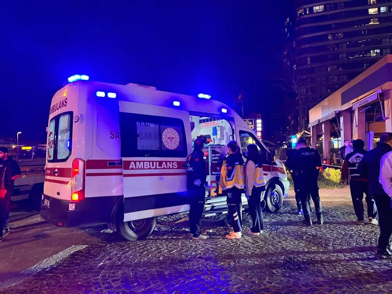Bakırköy'de otomobil kafeye daldı: 6 kişi yaralı