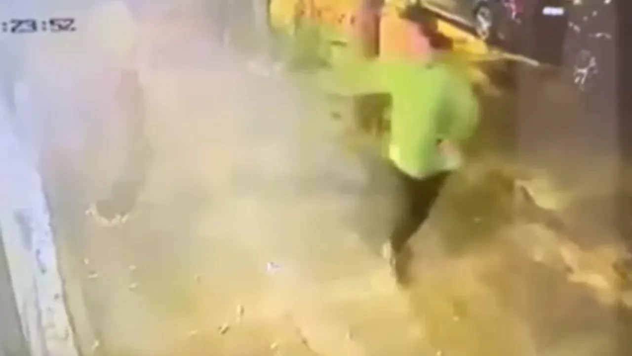 Çalışanlara kızdı restoranı taradı! Kadıköy'de korku dolu anları kameralara yansıdı