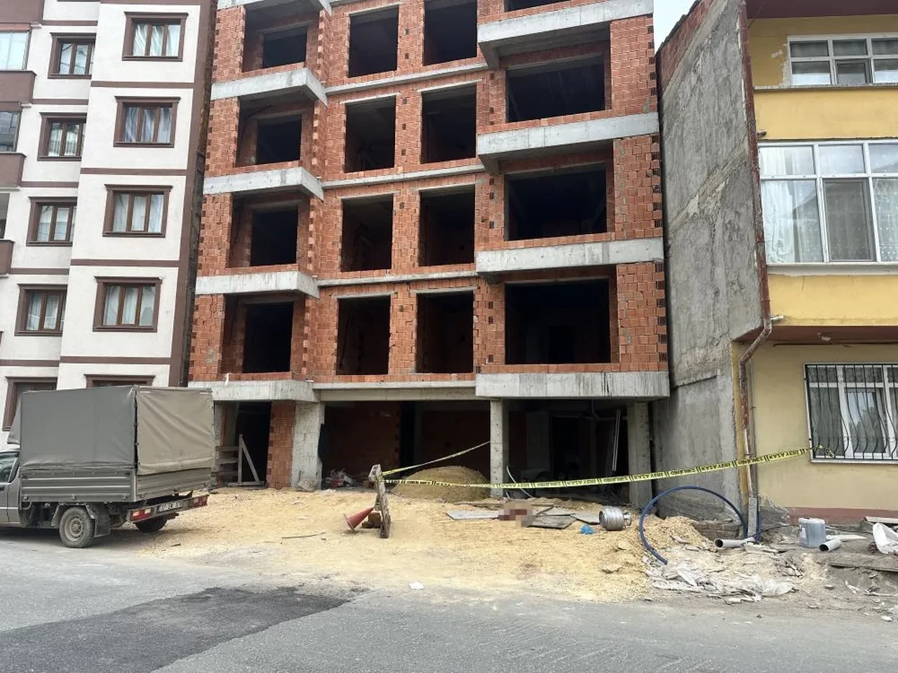 İnşaat çatısından düşen mutfak tüpü işçiyi hayattan kopardı