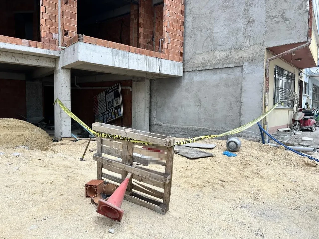 İnşaat çatısından düşen mutfak tüpü işçiyi hayattan kopardı