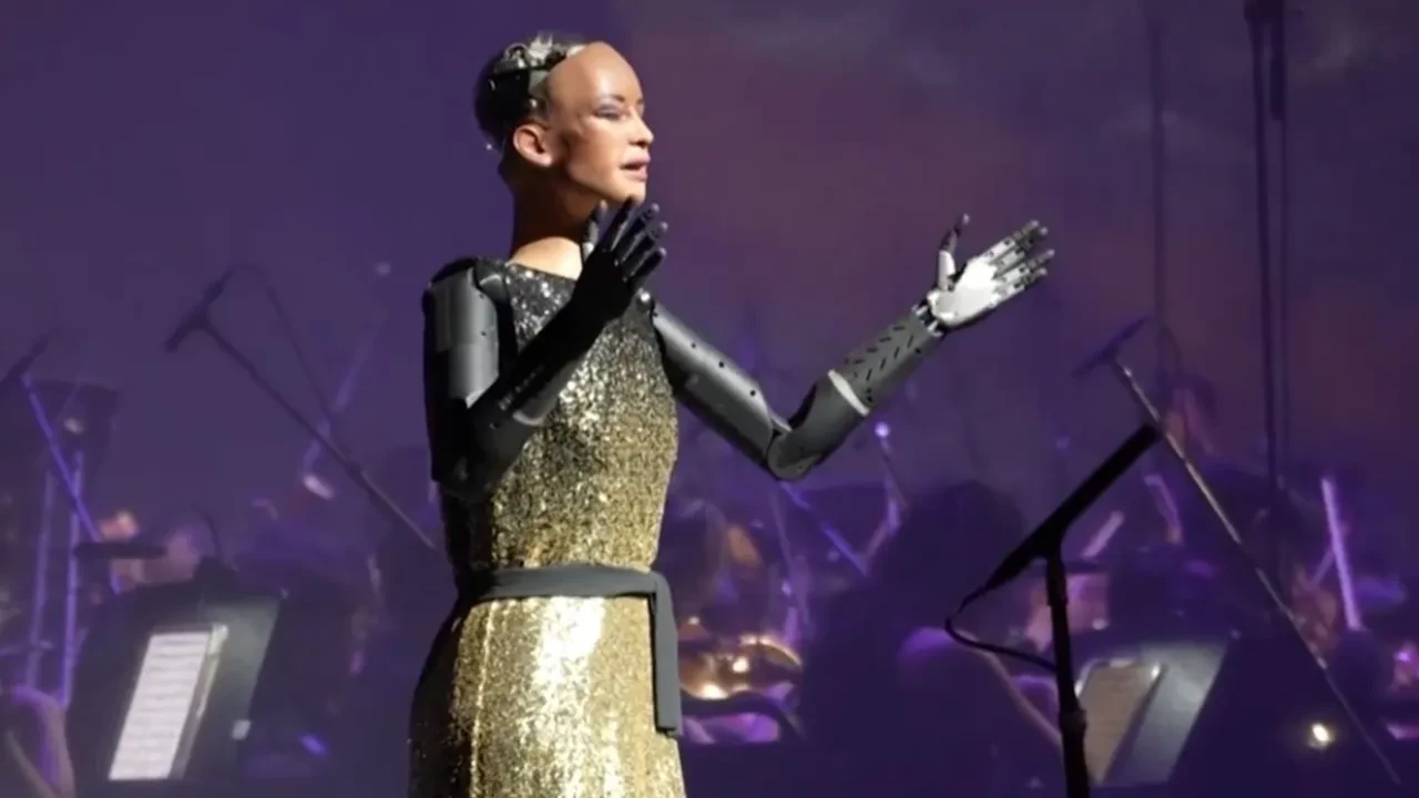 İnsansı robot Sophia orkestra ile beraber konser verdi, alkışlar susmadı