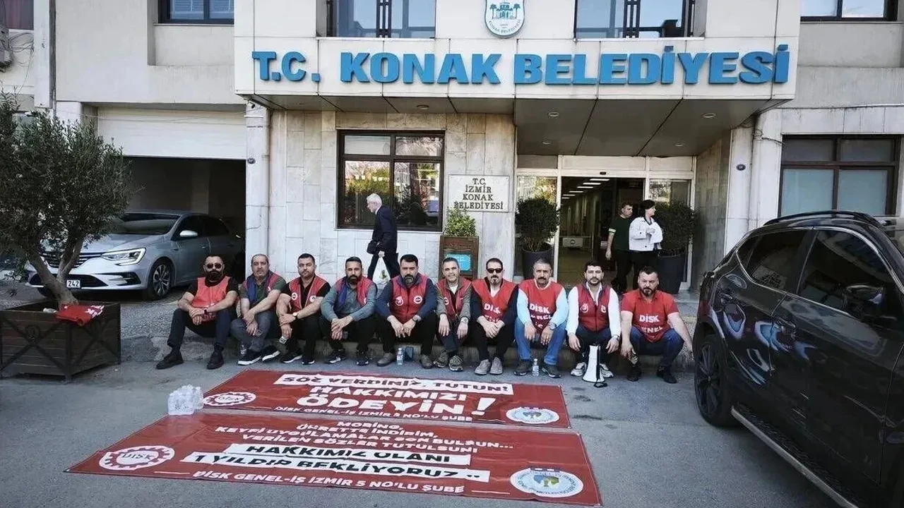 Konak Belediyesi'nde işçiler oturma eylemi başlattı: 15 aydır ödeme yapılmıyor