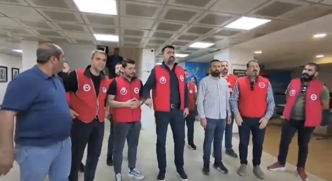 Konak Belediyesi'nde işçiler oturma eylemi başlattı: 15 aydır ödeme yapılmıyor