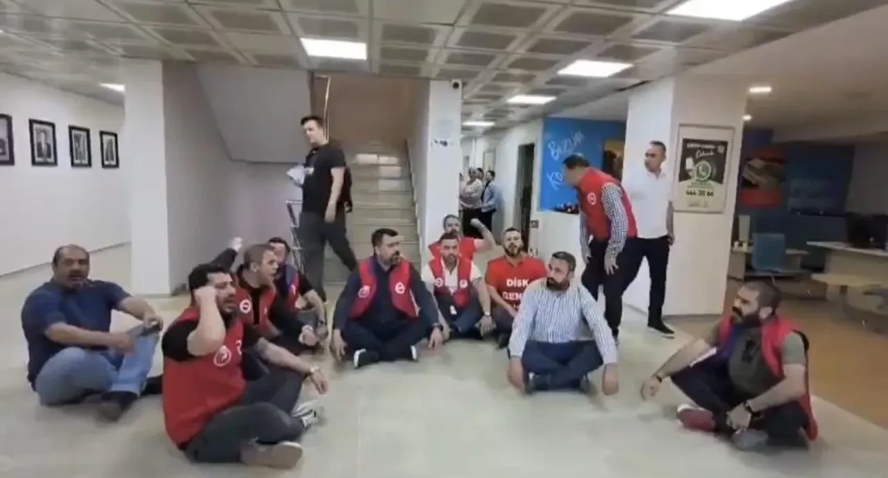 Konak Belediyesi'nde işçiler oturma eylemi başlattı: 15 aydır ödeme yapılmıyor