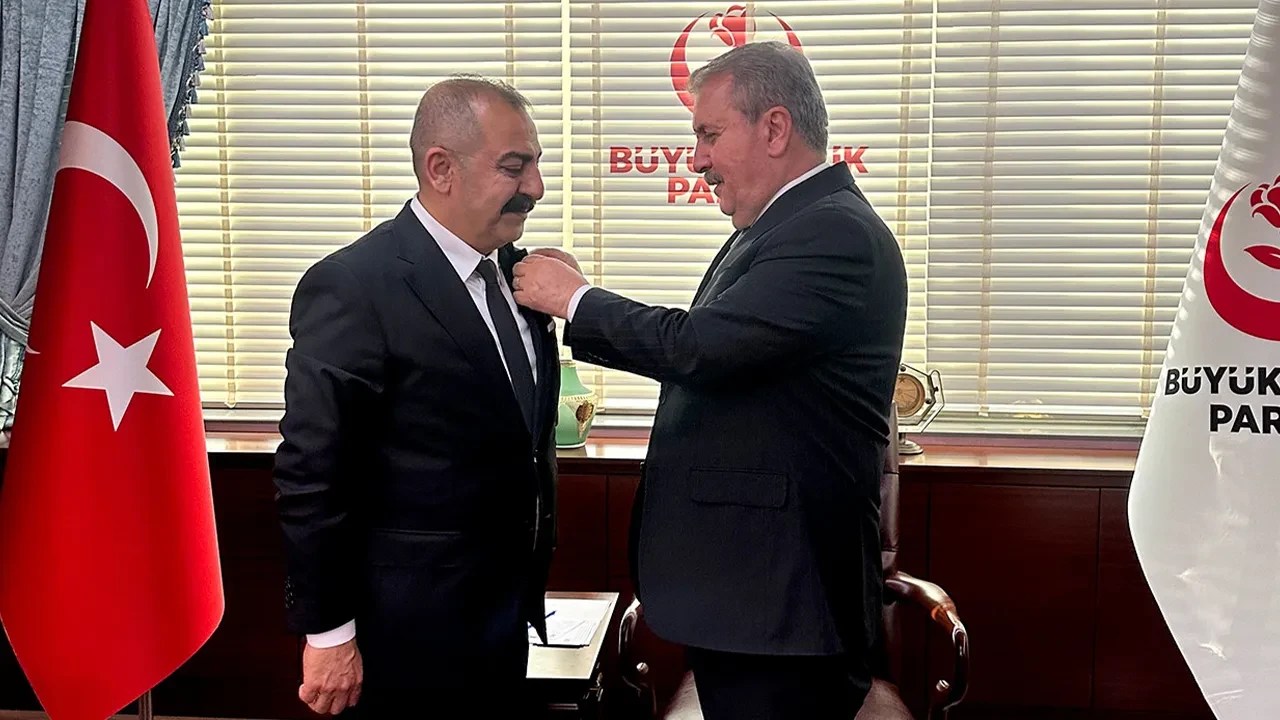 Oyuncu Ömer Kurt, Büyük Birlik Partisi'ne üye oldu