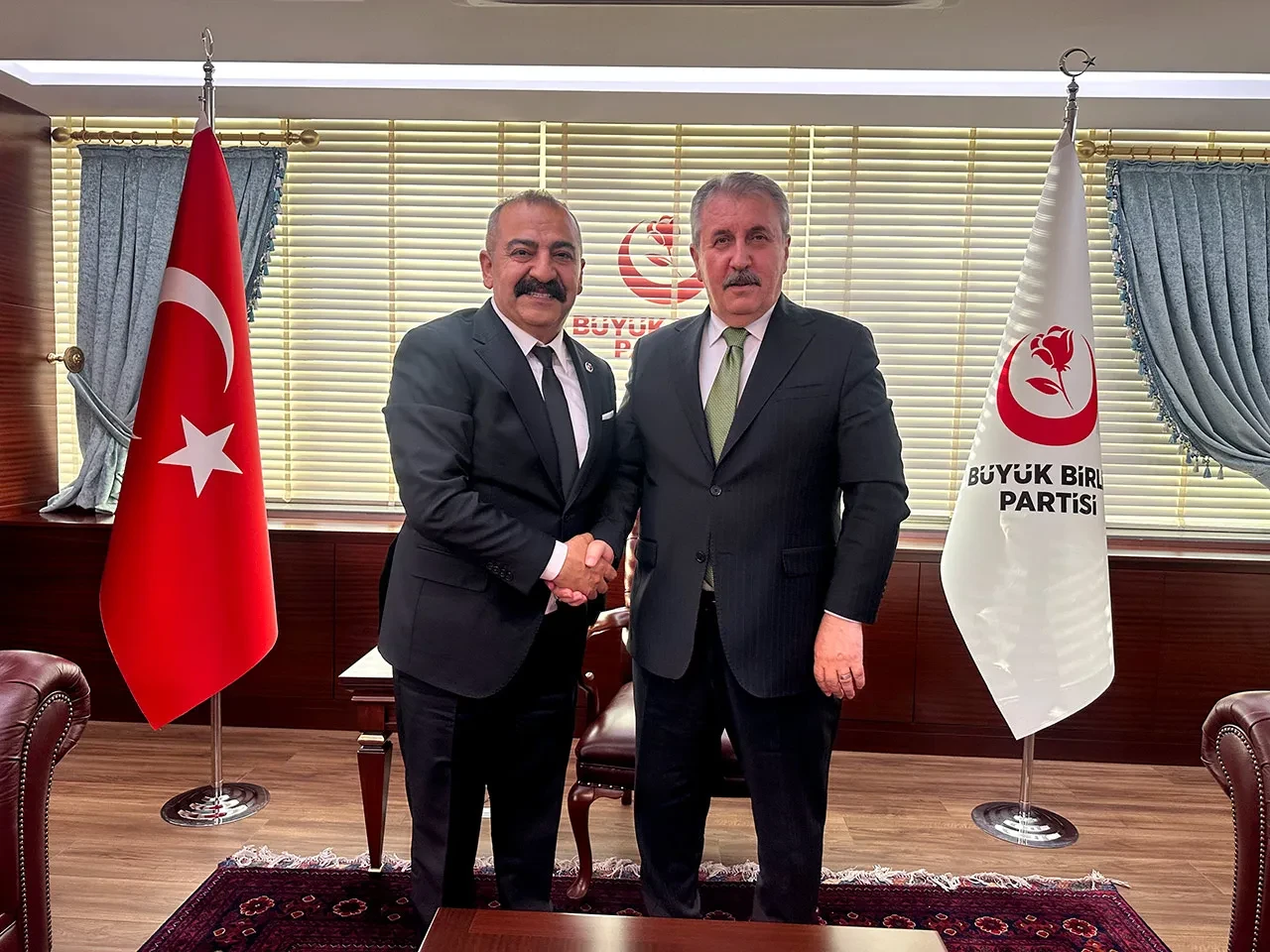 Oyuncu Ömer Kurt, Büyük Birlik Partisi'ne üye oldu