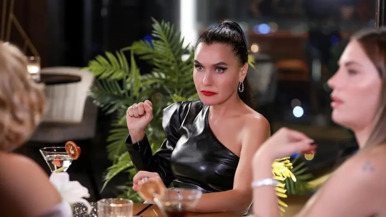 Senarist Melis Civelek’ten dikkat çeken açıklama! Yasak Elma 7. sezonuyla geri mi dönüyor?