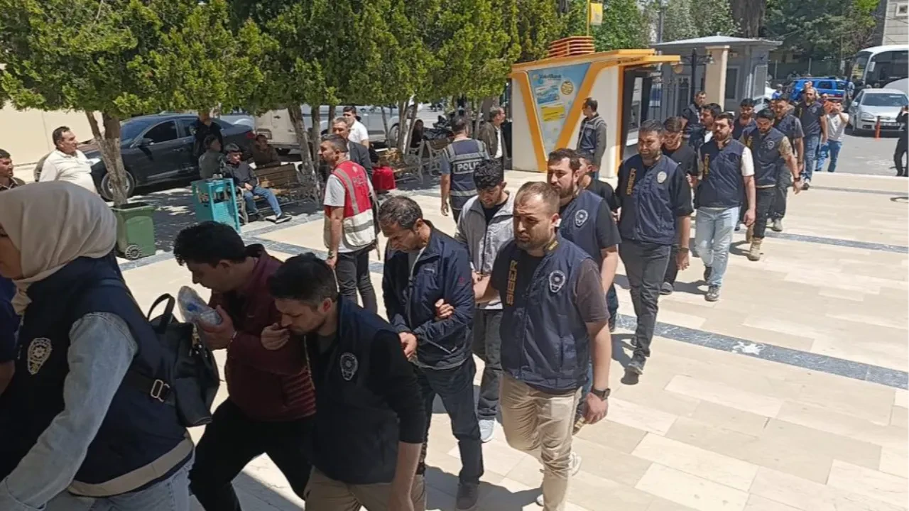 Siber dolandırıcılara yönelik dev operasyon! 11 ilde eş zamanlı baskın: Çok sayıda gözaltı var