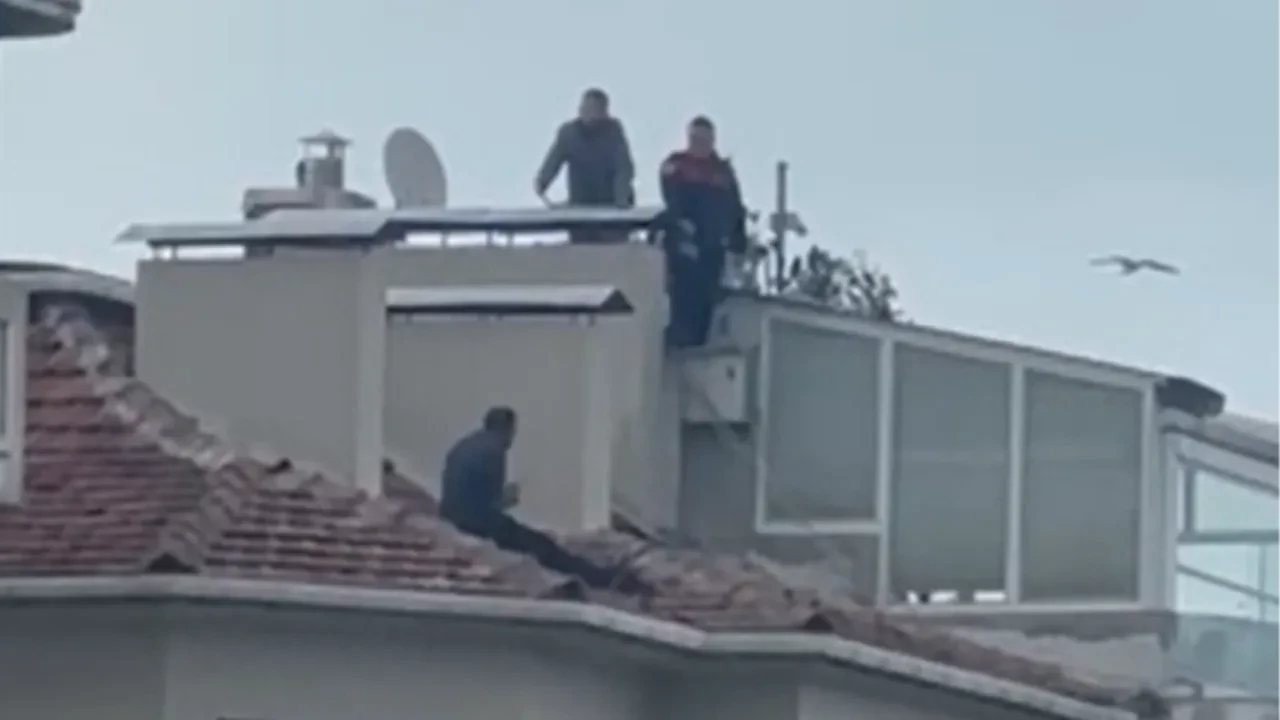 Sirkeci’de korku dol anları: Yoldan geçenlerin üzerine kiremit ve şişe yağdırdı!