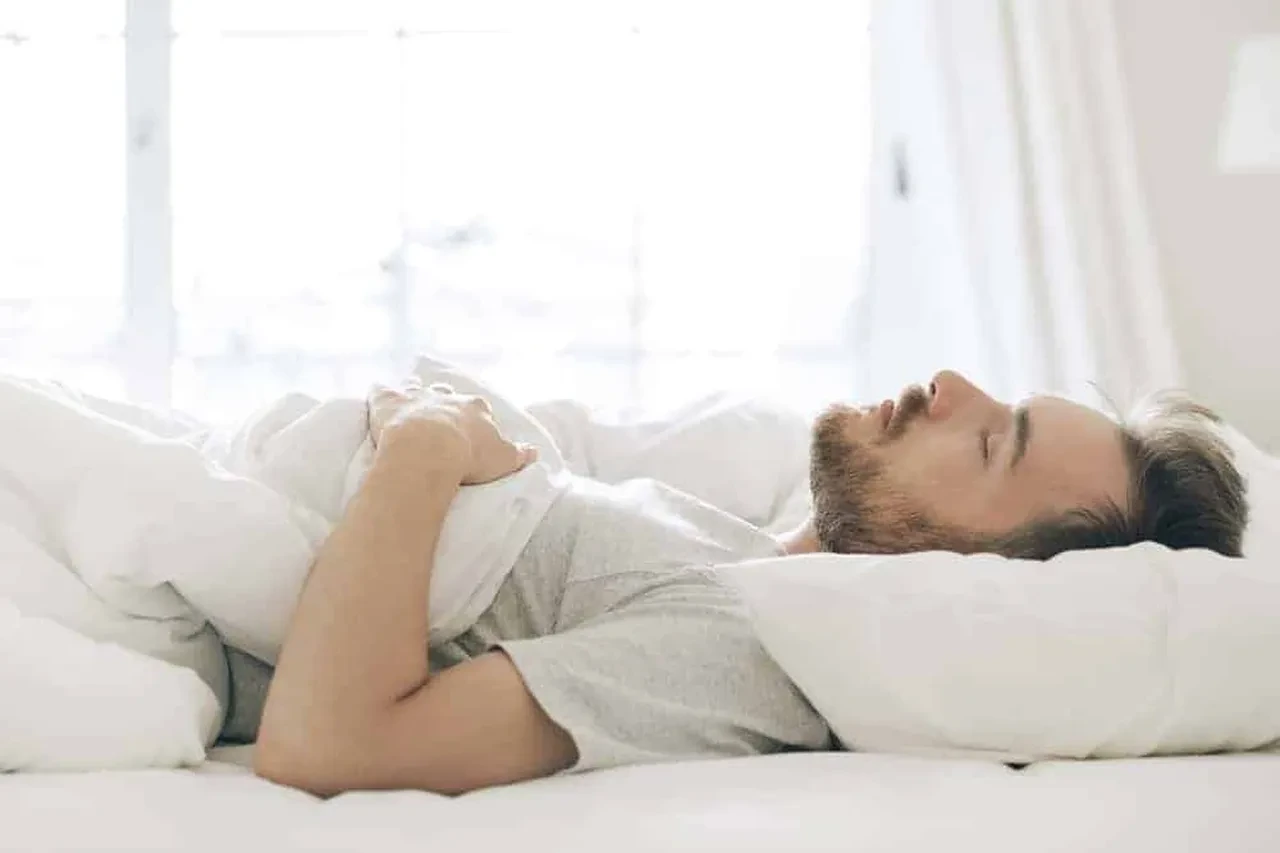 Sırtüstü uyuyanlar dikkat: Uyku pozisyonunuz bile Alzheimer ve Parkinson riskini katlıyor olabilir!