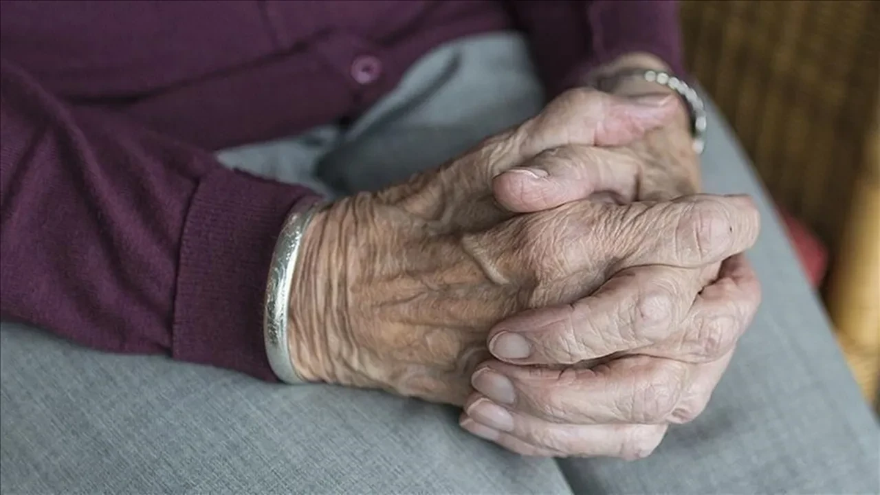 Sırtüstü uyuyanlar dikkat: Uyku pozisyonunuz bile Alzheimer ve Parkinson riskini katlıyor olabilir!