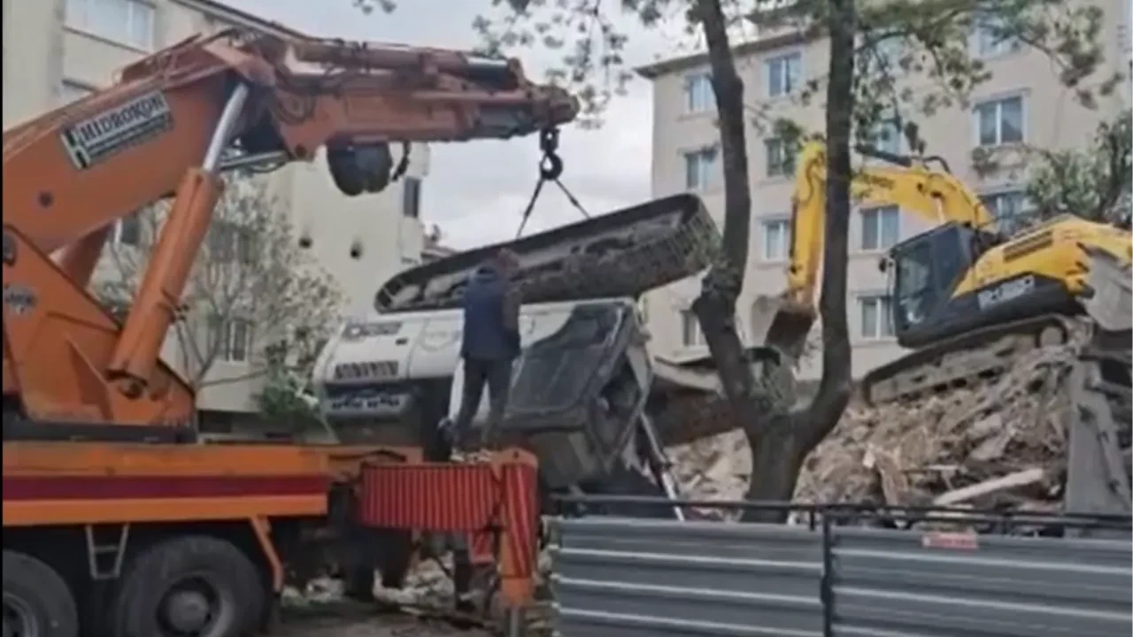 Tonlarca ağırlıktaki iş makinesi bir anda devrildi