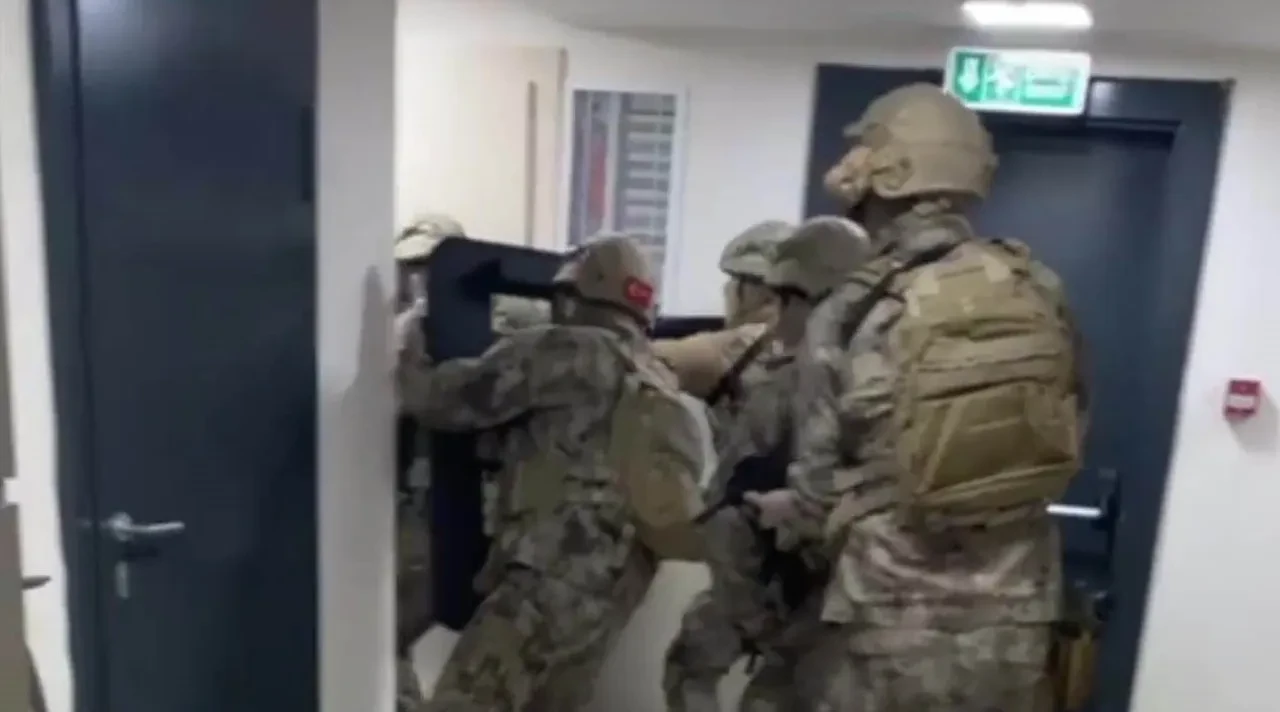 15 yıl hapis cezasıyla aranan suç makinesi yakalandı! Sahte avukat kimlikleri ele geçirildi