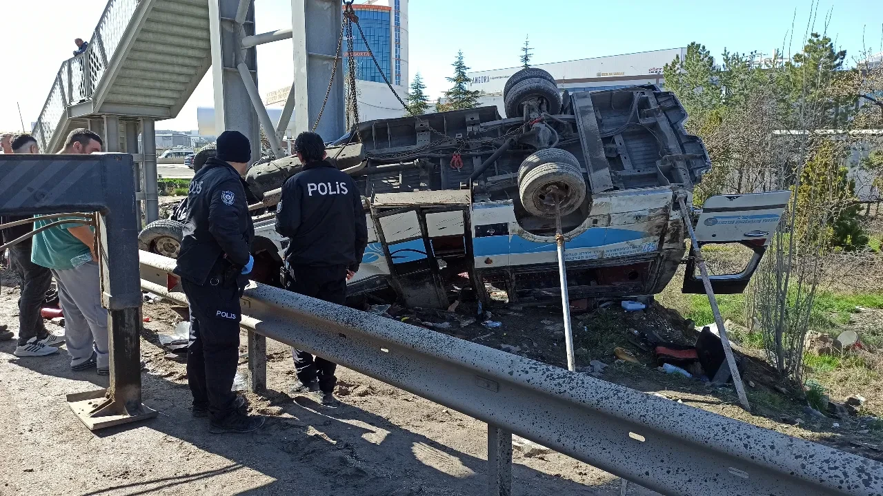 Ankara'da halk otobüsü üst geçide çarptı: Feci kazada 4 ölü, çok sayıda yaralı var!