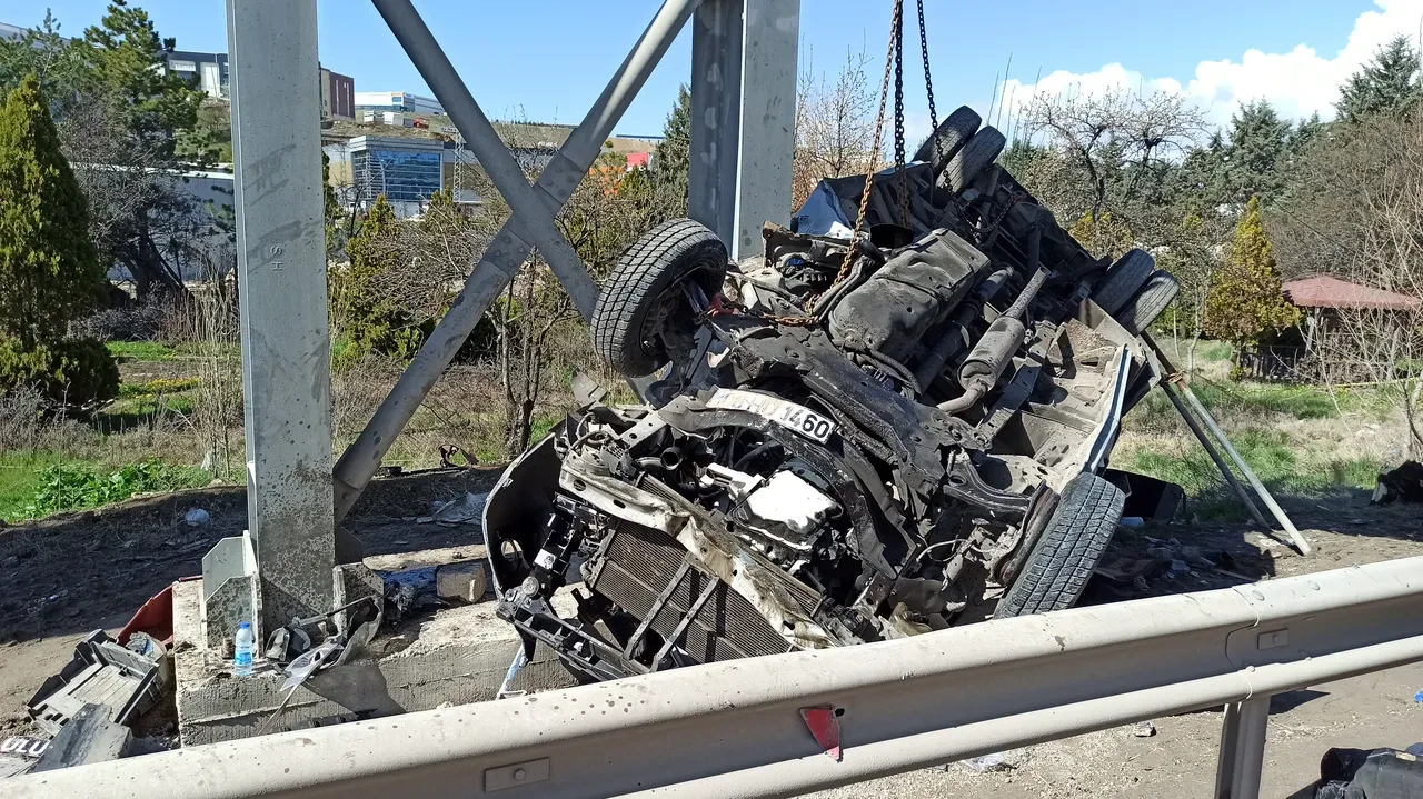 Ankara'da halk otobüsü üst geçide çarptı: Feci kazada 5 ölü, çok sayıda yaralı var!