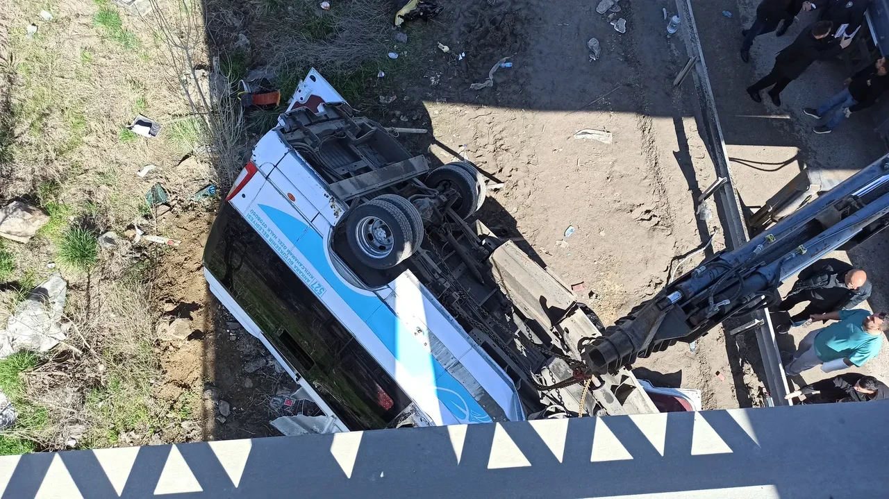 Ankara'da halk otobüsü üst geçide çarptı: Feci kazada 5 ölü, çok sayıda yaralı var!
