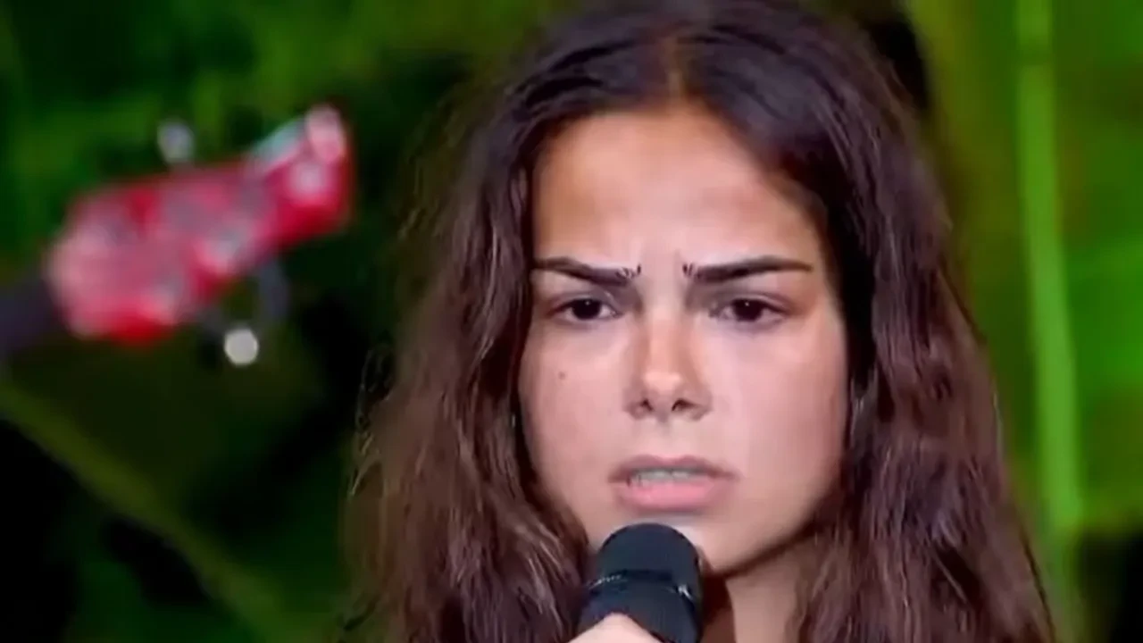 Beyza Gemici'den Sen Bir Aysın türküsü! Beyza sesi ve performansıyla geceye damga vurdu