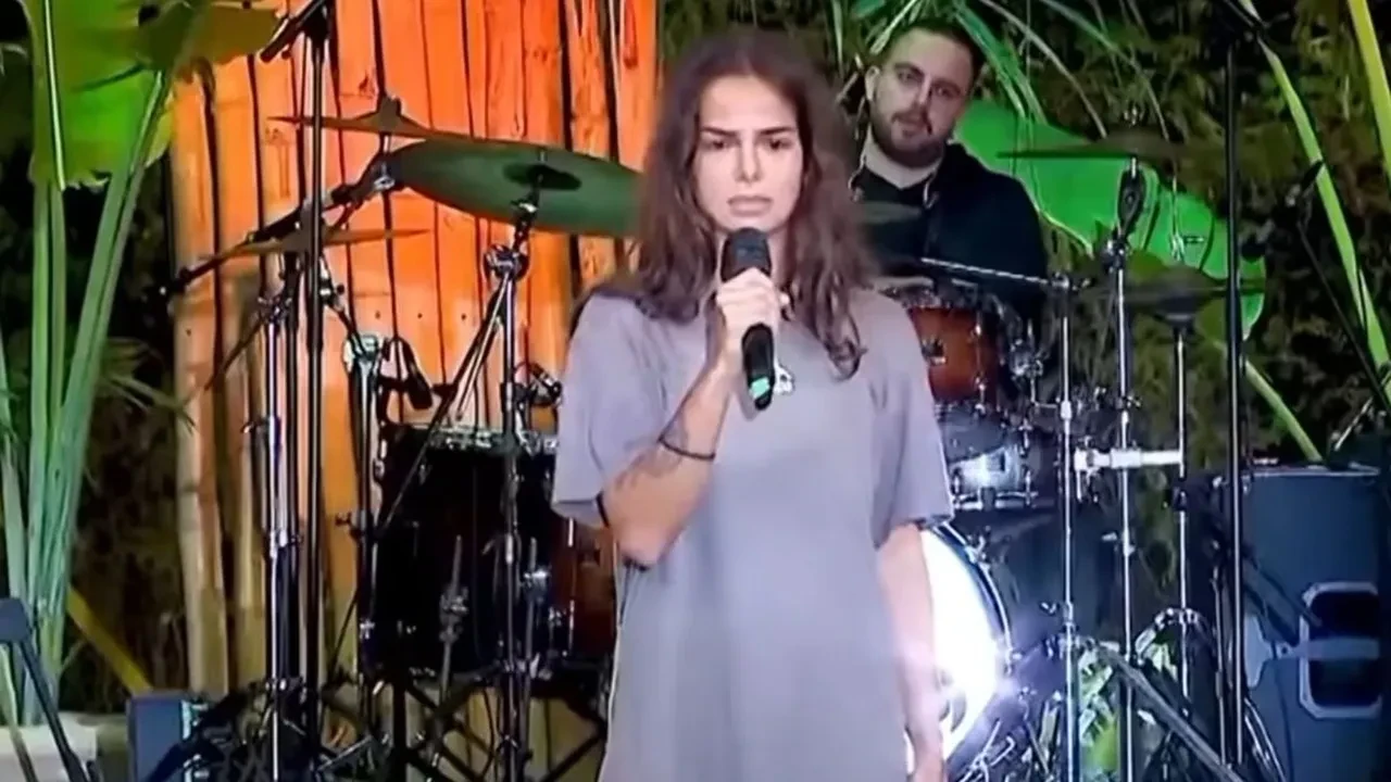 Beyza Gemici'den Sen Bir Aysın türküsü! Beyza sesi ve performansıyla geceye damga vurdu