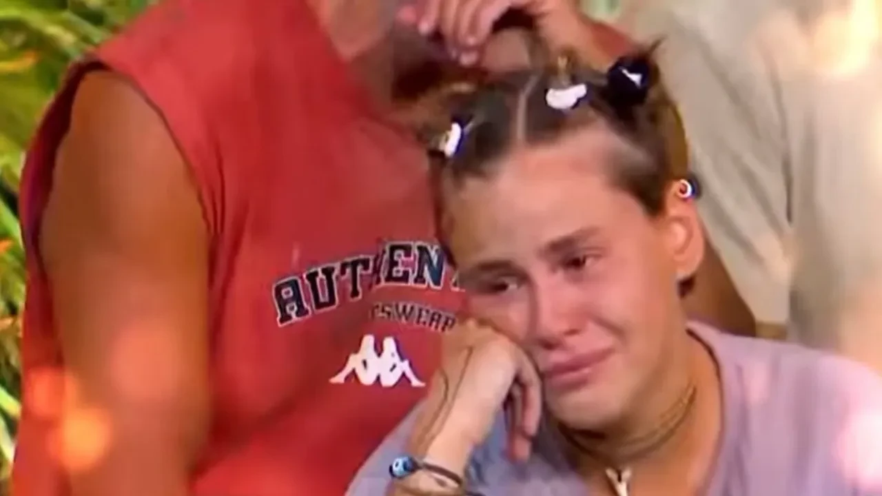 Beyza Gemici'den Sen Bir Aysın türküsü! Beyza sesi ve performansıyla geceye damga vurdu